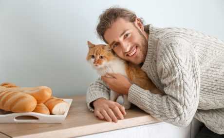 قطة مع صديقها