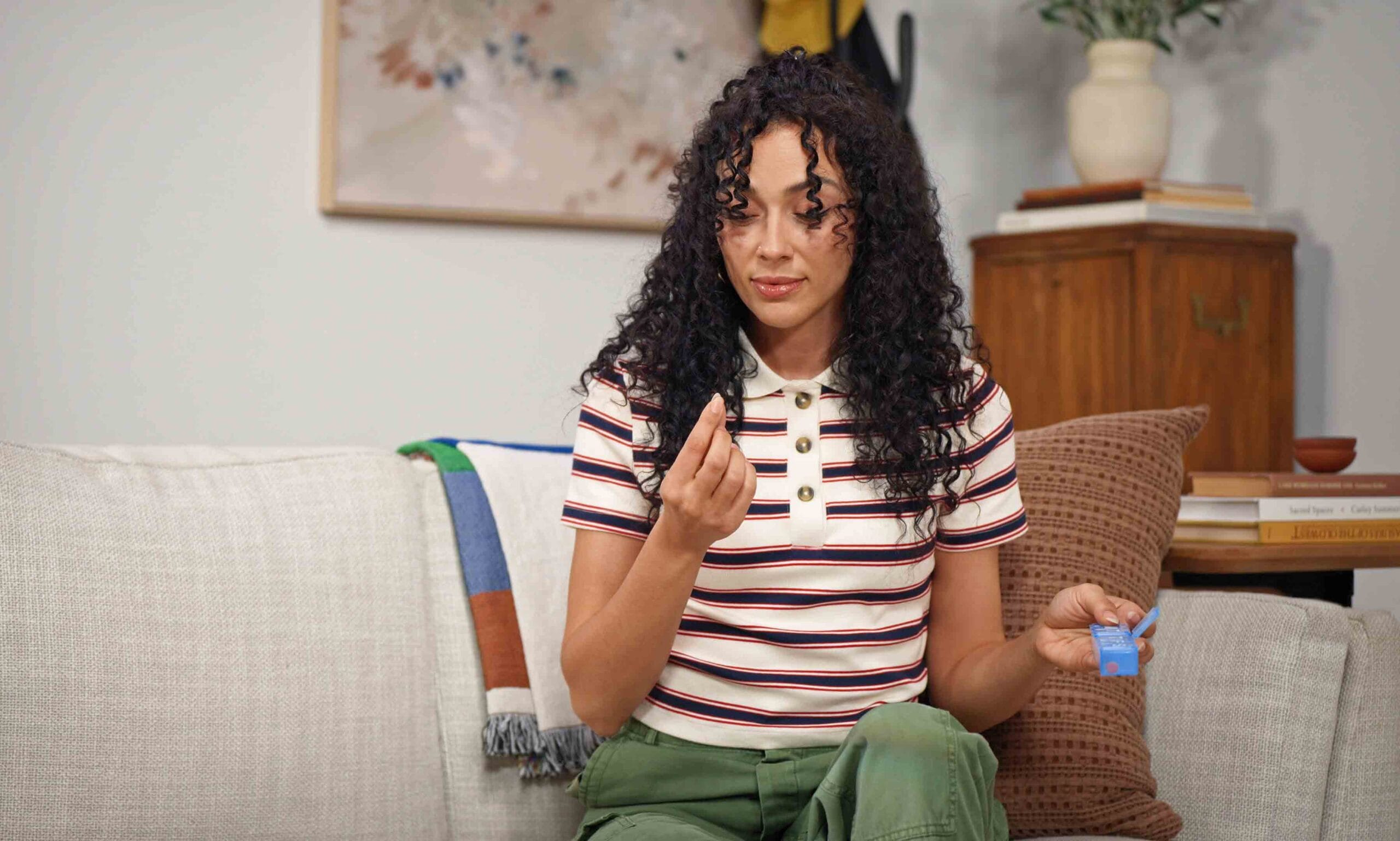 صورة امرأة تأخذ medication