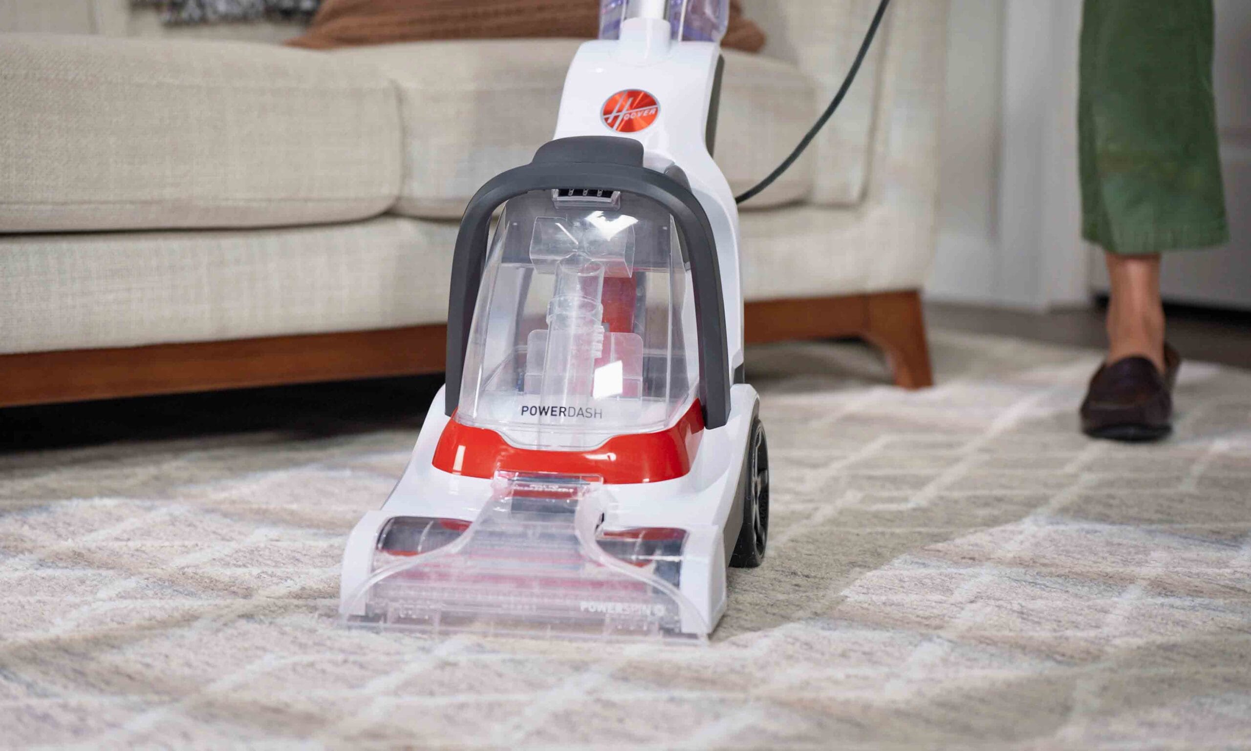 صورة مكنسة كهربائية تنظف سجادة