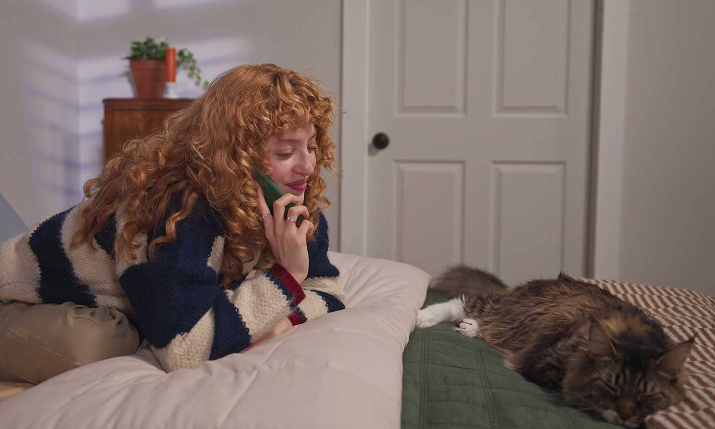 صورة لامرأة تتصل بطبيب قطتها لمناقشة رش القطط