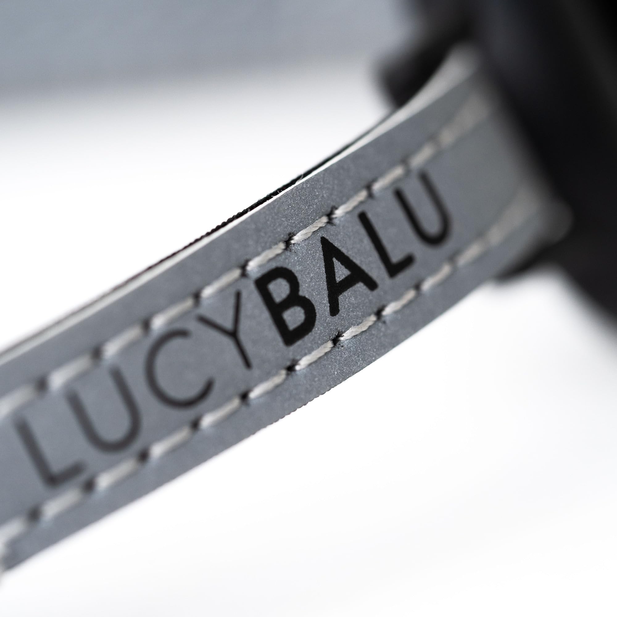 طوق قطط فاخر من لوسي بالو®، طوق للقطط مقاوم للتمزق لجهاز ايرتاج للقطط، جهاز تتبع القطط، متوافق مع ابل ايرتاج، حزام نايلون قابل للتعديل، عاكس