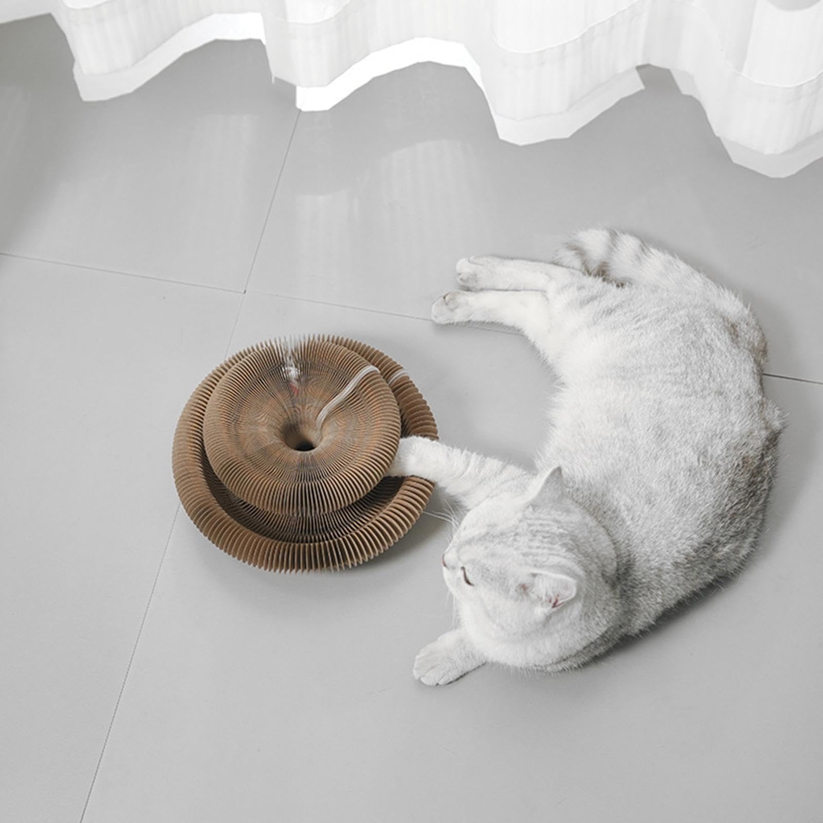 لعبة قطط، لوحة خدش سحرية للقطط بتصميم اكورديون قابل للطي، لوح خدش سحري للقطط ووسادة خدش تفاعلية مع كرة، اداة خدش للقطط للتمرين البدني في الداخل (بني)